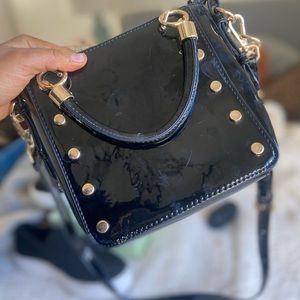 Top shop side bag. High shine with gold details